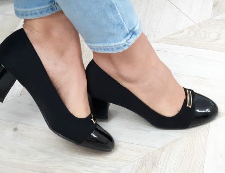 Feket színű, elől lakozott, felső része díszített, alkalmi cipő  36-41
