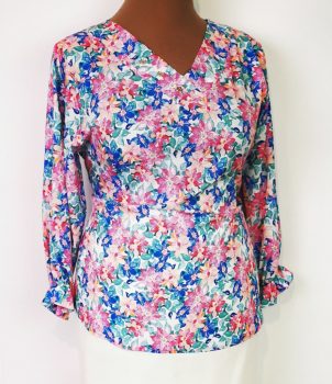 "V" nyakú, 3/4-es, színes mintás, nyaknál díszített felső 42-52