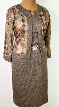 Elől színes mintás, díszcsatos ruha 42-56