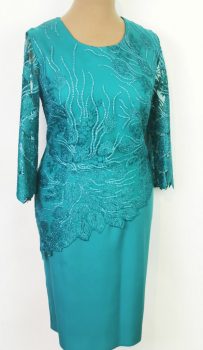 Zöld színű, hímzett csipke rátéttel díszített alkalmi ruha 48-58