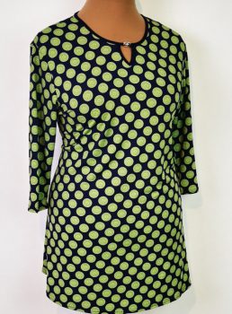 Sötétkék alapon, világoszöld színű, pöttyös mintás, selymes anyagú tunika 44-52