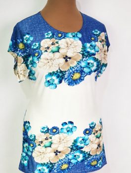 Kerek nyakú, ujjatlan, fehér alapon, farmerkék-bézs színű, selymes anyagú felső 42-52