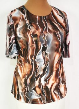 Kerek nyakú, rövid ujjú, világosbarna-sötétbarna-szürke színű, mintás, selymes anyagú felső 44-52