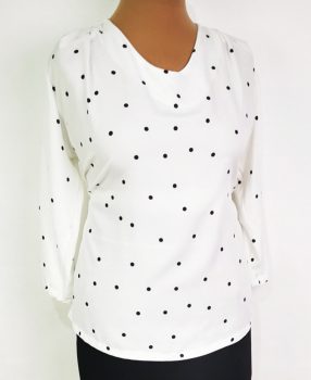Fehér színű, fekete pöttyös mintával díszített, pamutos anyagú felső 42-52