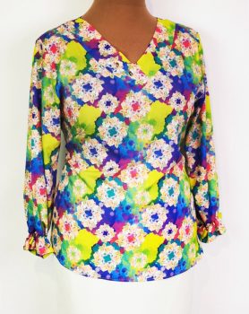 "V" nyakú, 3/4-es ujjú, színes virág mintás, nyaknál díszített felső 42-52