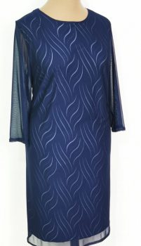 Kerek nyakú, 3/4-es, tüllös ujjú, dupla anyagú, sötétkék-fehér színű, anyagában mintás, alkalmi ruha 48-54