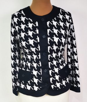 Sötétkék-fehér színű, elől végig gombos, álzsebes alkalmi blézer