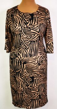 Barna-fekete színű  mintával díszített ruha 42-52