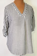   "V" nyakú, roll upos ujjú, aszimmetrikus, kerekített aljú, fehér-szürke csíkos mintás felső 2XL/4XL