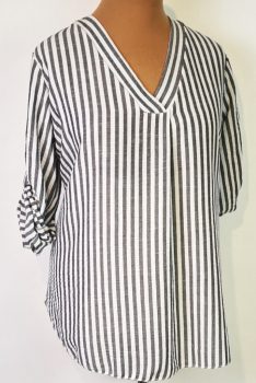 "V" nyakú, roll upos ujjú, aszimmetrikus, kerekített aljú, fehér-szürke csíkos mintás felső 2XL/4XL