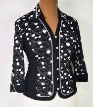   Fekete alapon, fehér színű mintával díszített felső 42-50