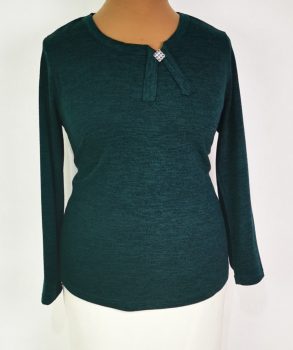"V" nyakú, hosszú ujjú, sötétzöld színű, nyaknál díszített, alkalmi felső 46-52