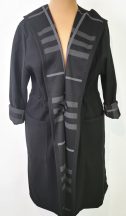   Fekete színű, kapucnis, zsebes, gallérnál díszített, deréknál megköthető, átmeneti kabát 3XL-5XL