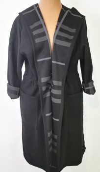 Fekete színű, kapucnis, zsebes, gallérnál díszített, deréknál megköthető, átmeneti kabát 3XL-5XL