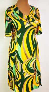 Nyaknál fodorral díszített, sárga-világoszöld-sötétzöld színű, selymes anyagú ruha 42-52