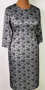 Kerek nyakú,3/4-es ujjú, ezüt színű alapon, fekete mintás ruha 48-54