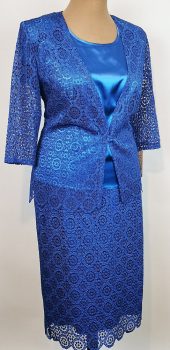 Három részes alkalmi kosztüm, szoknya része selyem béléses, cipzáras, hátul felsliccelt,  kétoldalán gumis, csipke rátétes, felső része kerek nyakú, rövid ujjú,selyem anyagú 