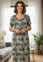  Sötétzöld alapszínen, fehér színű mintával díszített, deréknál megköthető, nyári anyagú ruha 3XL/4XL