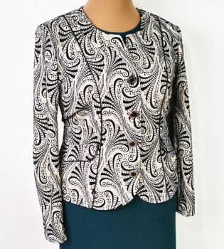 Bézs alapon, fekete színű mintával  díszített blézer 42-50