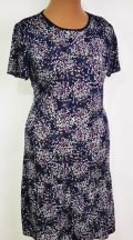   Elől-hátul sötétkék alapon,  apró fehér-rózsaszín színű mintával díszített, alkalmi ruha 42-50