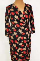   "V" nyakú, fekete alapon, barna-piros színű mintás, átlapolt hatású, pamutos anyagú ruha 44-52