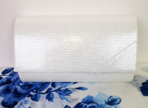 Ezsüst színű, egy rekeszes, vállra is akasztható alkalmi  kézi táska 