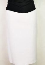   Fehér színű, selyembéléses, egyenes formájú, hátul gombos, cipzáras alkalmi szoknya 44-56