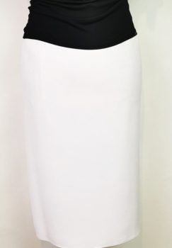 Fehér színű, selyembéléses, egyenes formájú, hátul gombos, cipzáras alkalmi szoknya 44-56