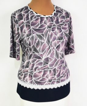 Sötétkék alapon fehér-rózsaszín színű mintás, selymes anyagú felső  42-48