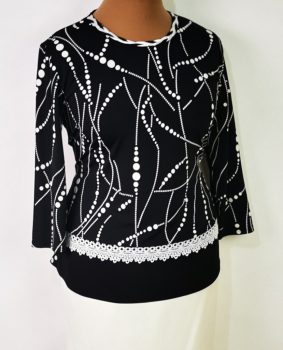 Fekete alapon fehér színű mintás, selymes anyagú felső  42-48