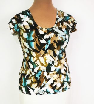 Kerek nyakú, ujjatlan, fehér-kék-barna színű, apmutos anyagú felső 44-52