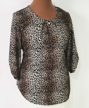 Kerek nyakú, 3/4-es ujjú, világosbarna-sötétbarna színű, leopárd mintás felső 44-52