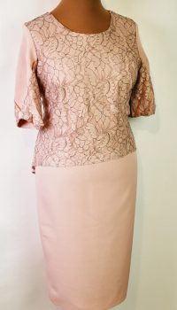 Kerek nyakú, rövid ujjú, selyembéléses, hátul cipzáras, felsliccelt, elől-hátul csipkerátétes alkalmi  ruha 42-52