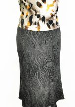   Sötétszürke-fekete mintás, 6 cikkes, lefelé bővülő szoknya 44-54